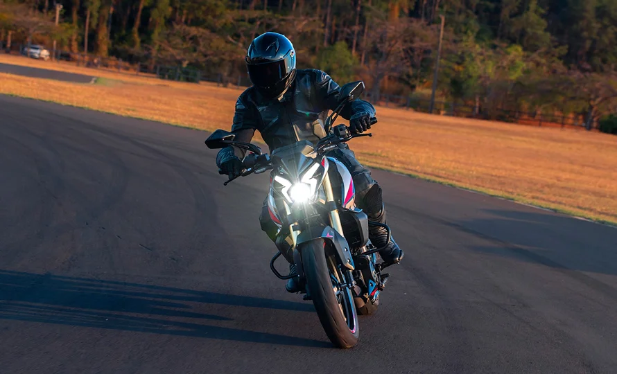 foto890_bajaj-dominar-ns400z-conteudo-3.webp.webp?v=1760986765