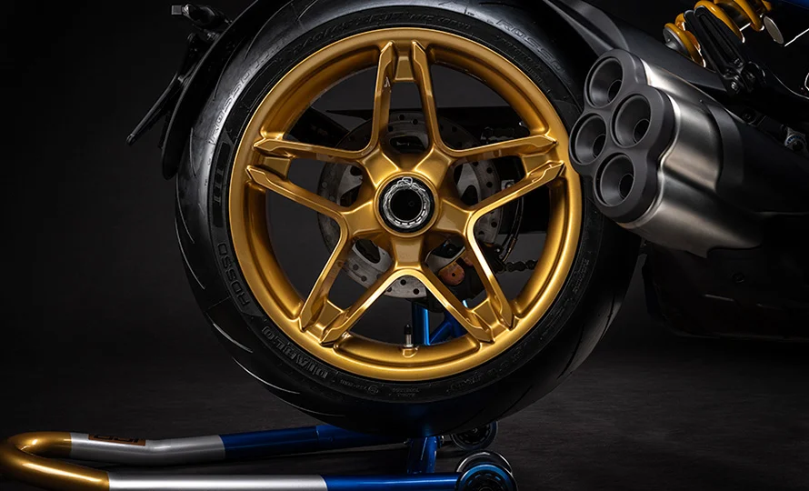 ducati-x-diavel-v4-100-conteudo-destaques%20%289%29.webp?v=1780933157