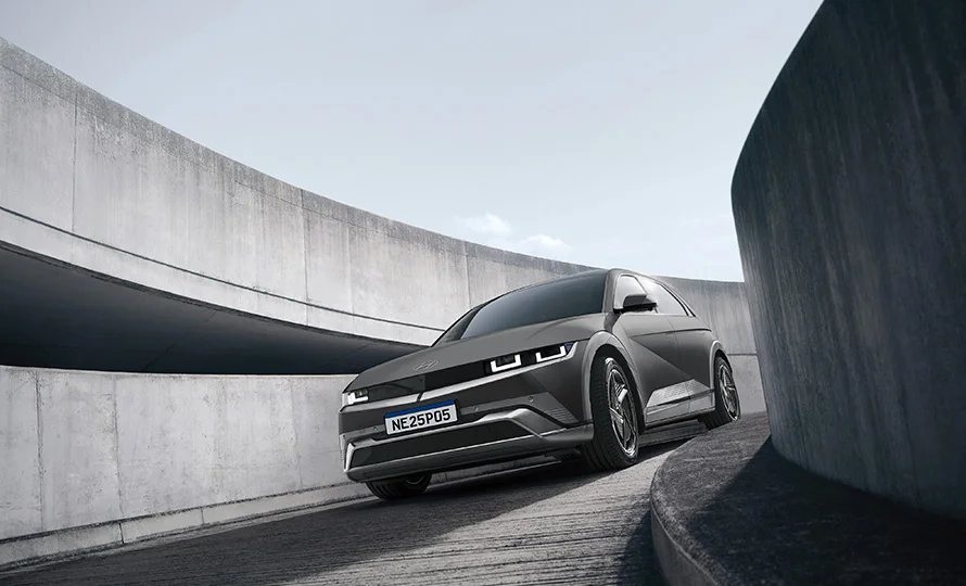 foto890_hyuinda-ioniq5-cinza-desempenho-conteudo%20%281%29.webp.webp?v=1762172737