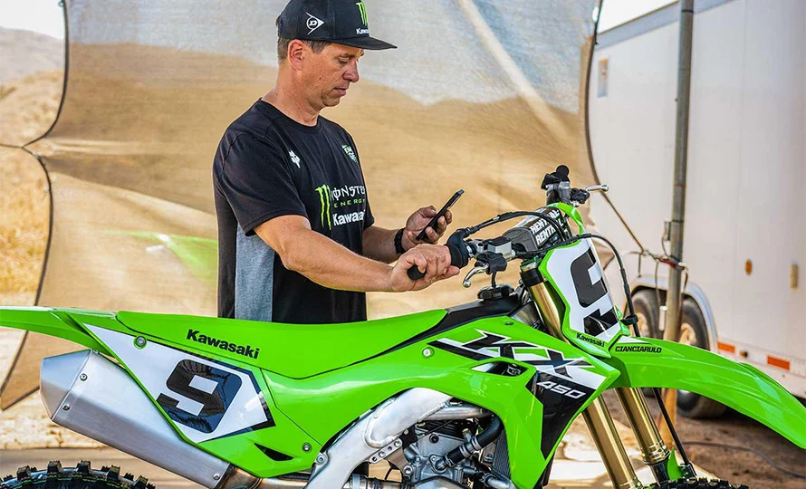 foto890_kawasaki-kx450-recursos-conteudo%20%281%29.webp.webp?v=1764510408?v=1765553270?v=1767813181