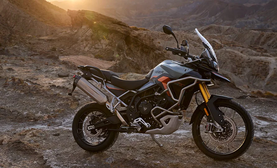 foto890_Tiger_900_Desert_Edition_MY26_CW4I0641_GE_p0dgma.webp.webp?v=1772738250