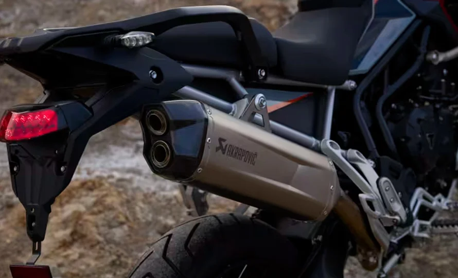 foto890_Tiger_900_Desert_Edition_MY26_CW4I0721_GE_wpw7zo.webp.webp?v=1772738250