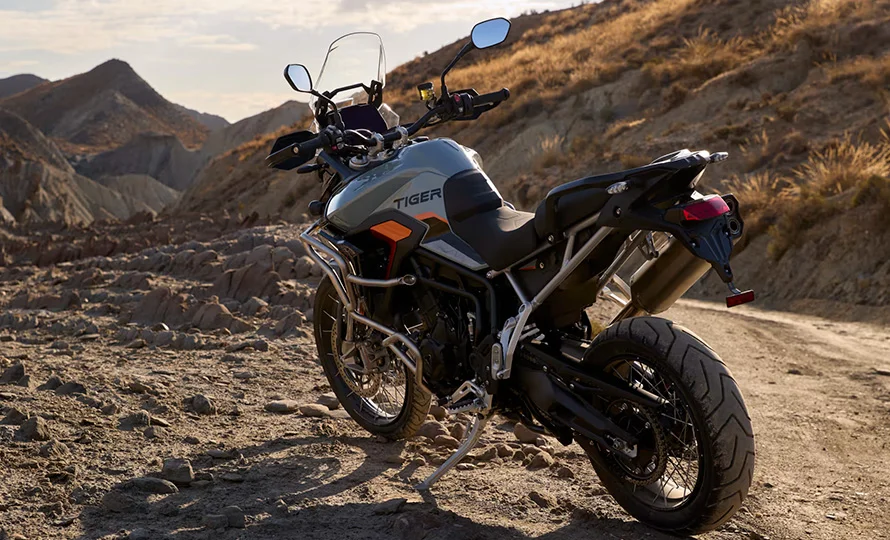 foto890_Tiger_900_Desert_Edition_MY26_CW4I1126_GE_r6mxo9%20%281%29.webp.webp?v=1772738250
