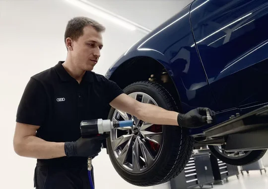 Inspeção de pneus, freios, luzes e fluídos do motor Inspeção de pneus, freios, luzes e fluídos do motor