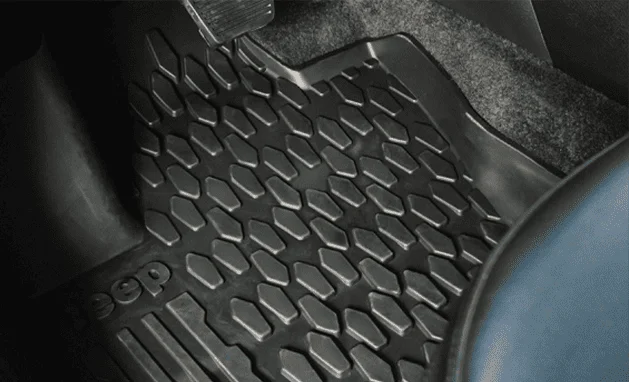 TAPETE COM BORDAS ELEVADAS