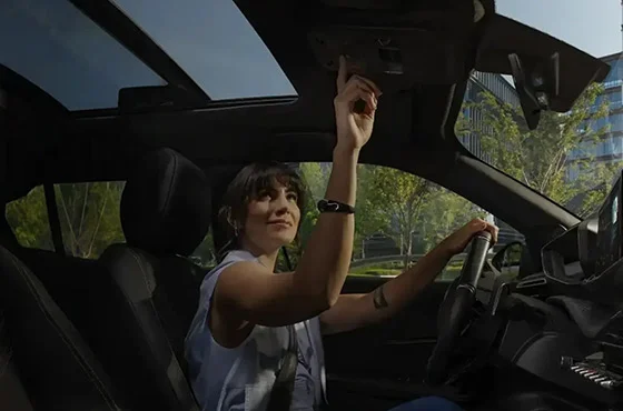 Como deve ser feita a manutenção do teto solar do carro?