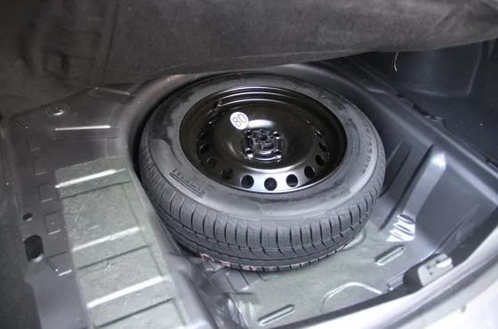 Dirigir com o carro sem estepe pode gerar multa?