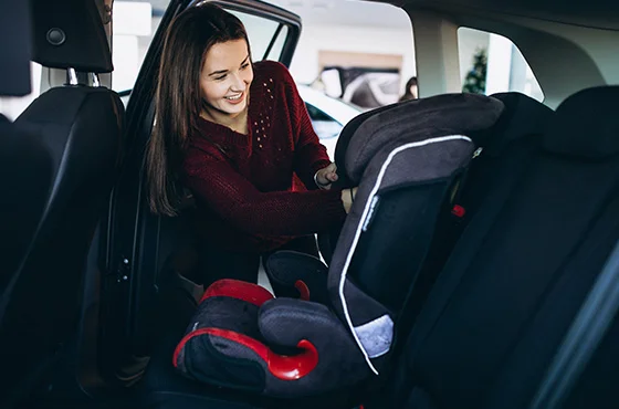 Cadeirinha de bebê no carro: guia de segurança e leis 2026