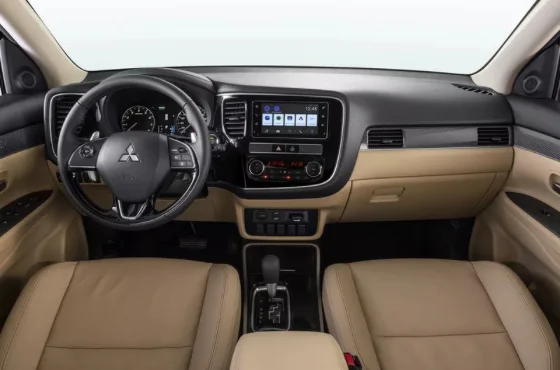 Deixar o carro em Drive no semáforo economiza combustível? Entenda o mito