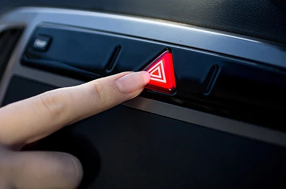 Pisca-alerta: entenda quando ligar e quando evitar. Pisca-alerta: entenda quando ligar e quando evitar.