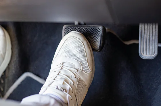 Carro faz barulho ao frear: causas e quando agir